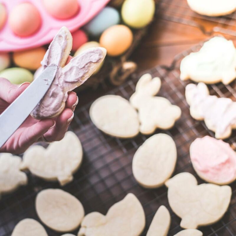 Osterkekse verzieren mit Zuckerguss und Schokolade