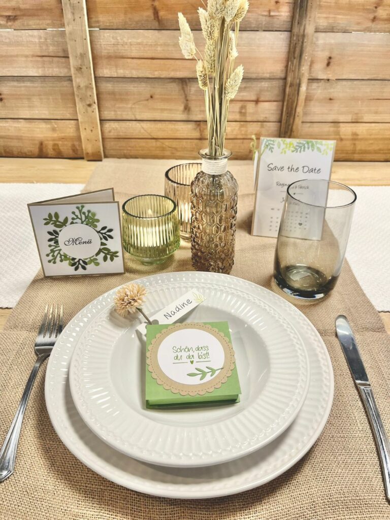 Boho Hochzeit Tischdeko mit Jute Tischläufer, Alice Geschirr in weiß und Braun, Grüner Deko