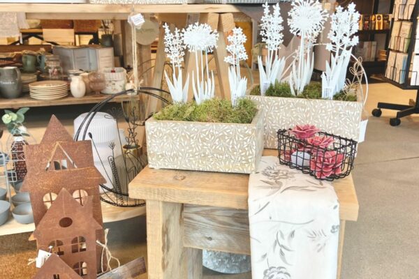 Frühlingsdeko mit weißen Blumensteckern für die Frühlingsdeko
