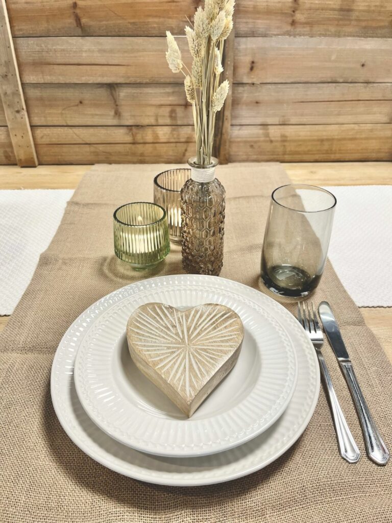 Eine schlichte Idee für deine Tischdeko mit Jutetischläufer und Holzherz