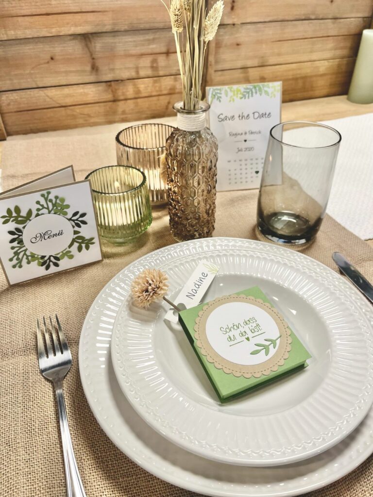 Tischdeko mit Gastgeschenk in Naturtönen kombiniert mit Grün