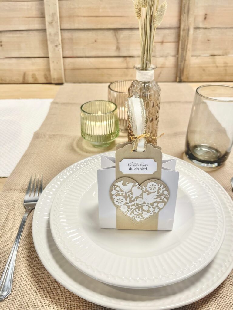Tischdeko mit Gastgeschenk in Naturtönen
