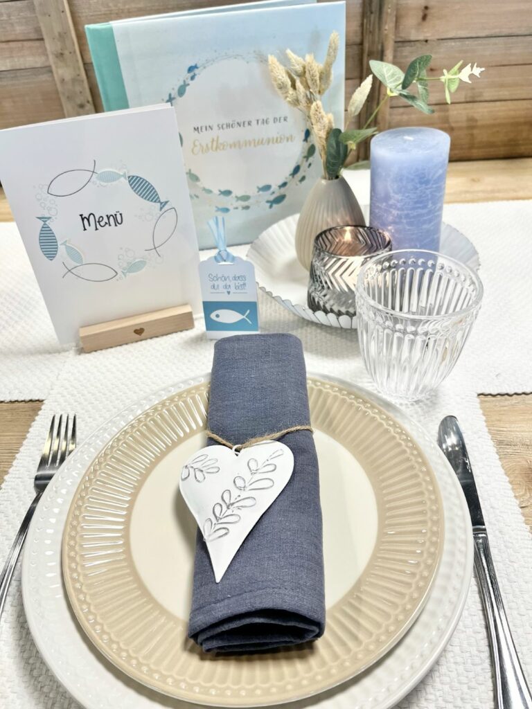 Tischdeko Erstkommunion Beige, Creme, Blau mit Fischen Idee für die Tischdeko zur Erstkommunion mit Stoffserviette