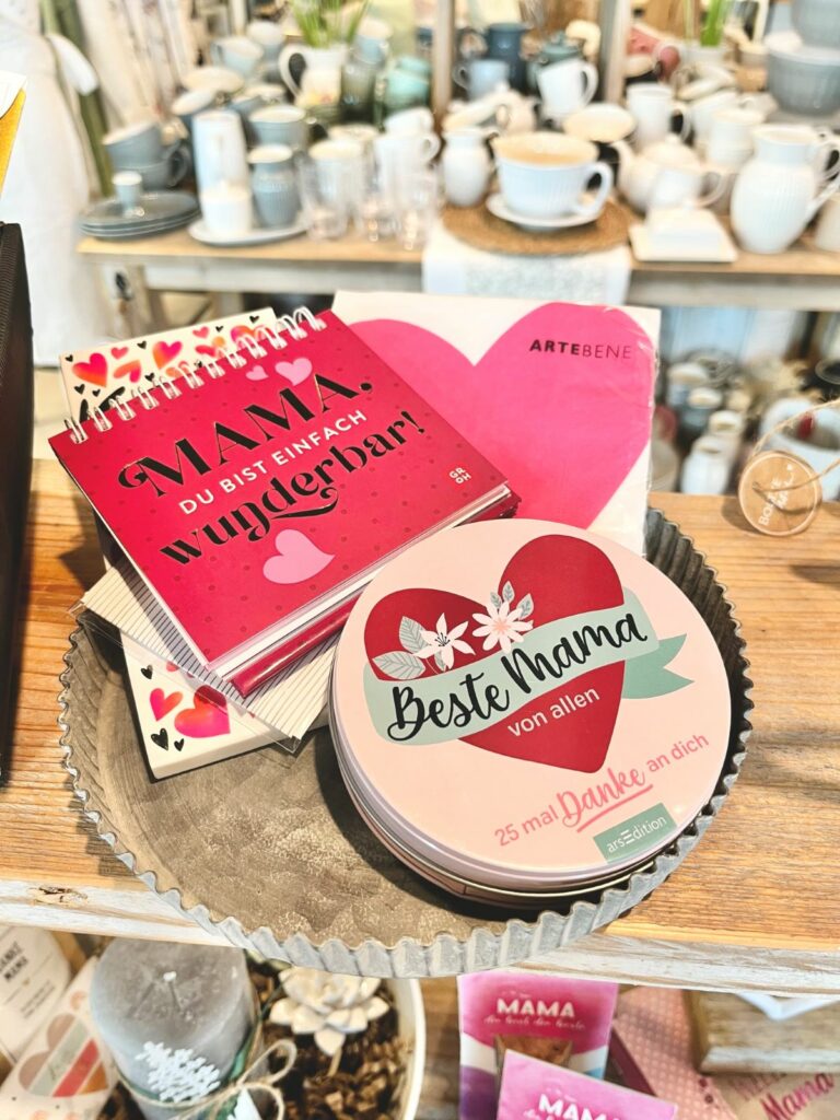 Geschenkset auf Tablett zum Muttertag