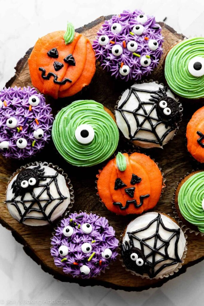 Schön schaurige Halloween Muffins mit Creme und Zuckerstreusel